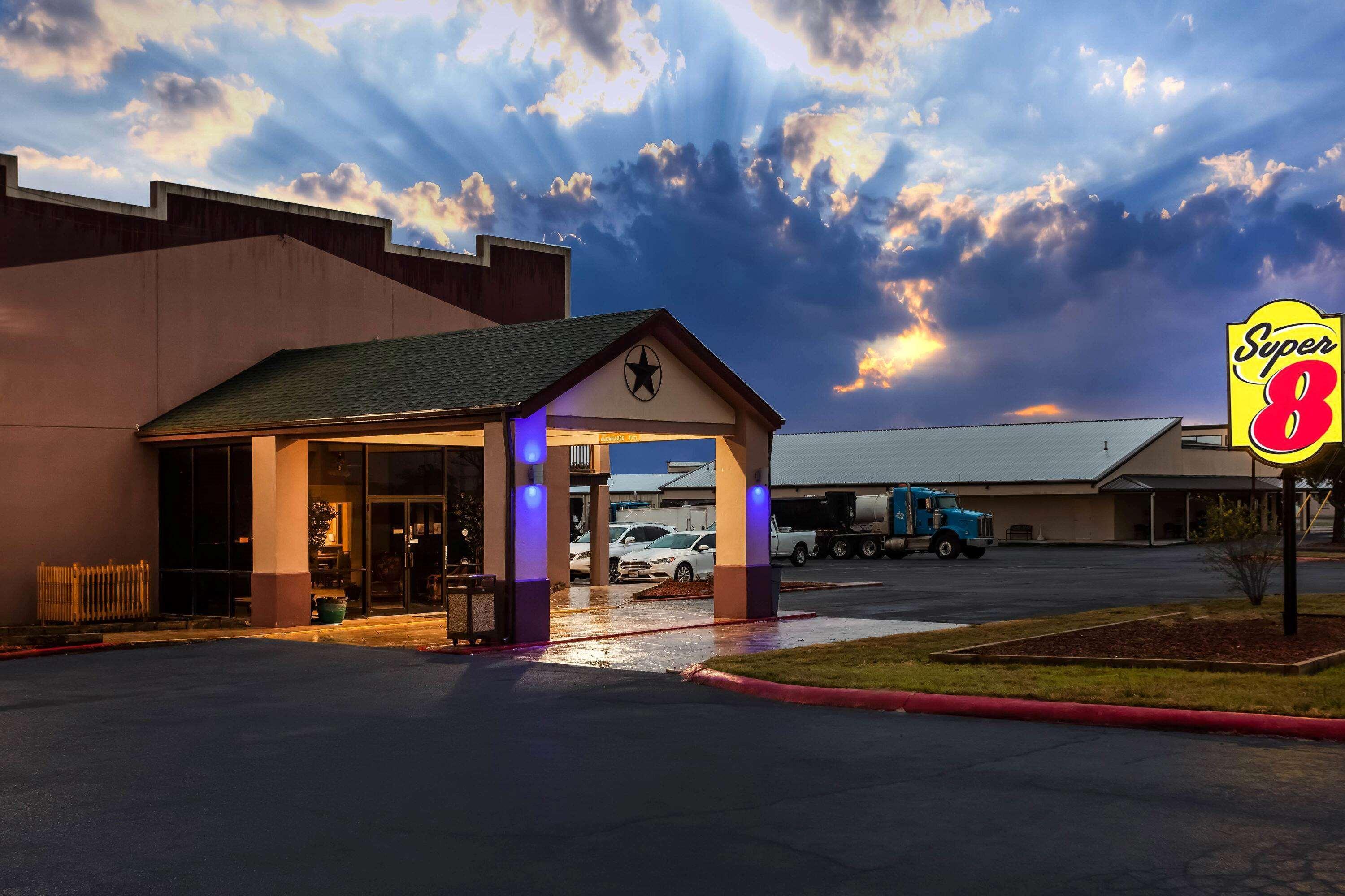 Hotel Super 8 By Wyndham Giddings Exterior foto