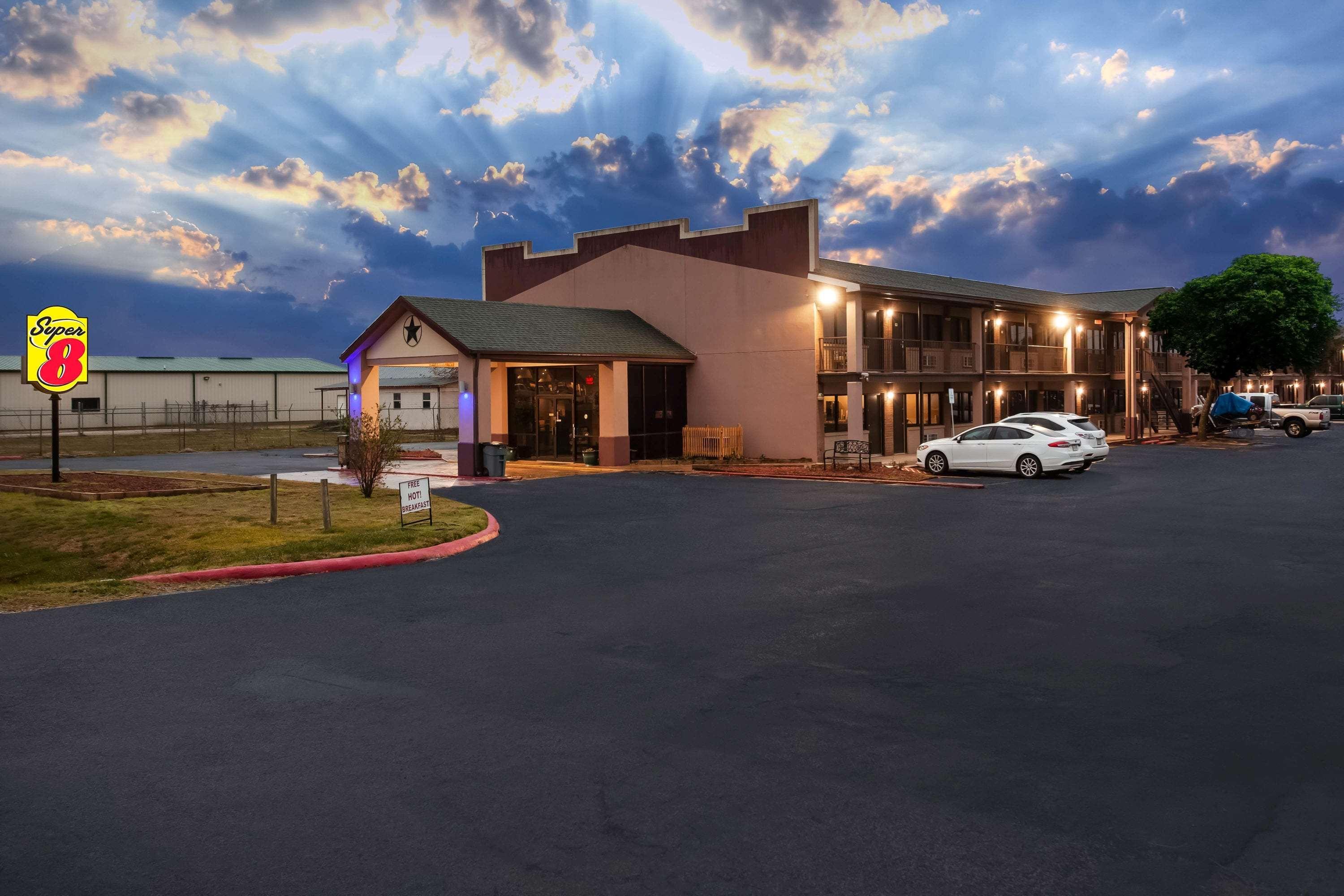 Hotel Super 8 By Wyndham Giddings Exterior foto